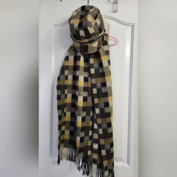 Plaid scarf and matching hat set in a checkered pattern with colors of brown - Picture 11 of 13
